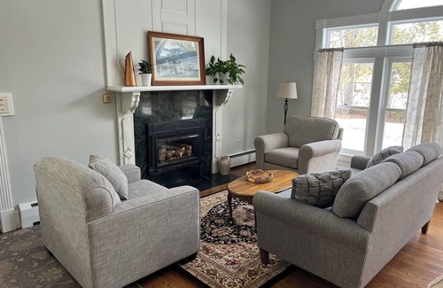 Brandon Casa | Spacious 5-bedroom home in downtown Brandon
