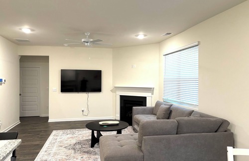 Newnan Casa | Spacious 5-Bedroom Home Near Piedmont Hospital in Newnan with AC, WiFi, W&D