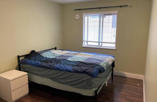 Langley Casa | Spacious 5-bedroom home with parking