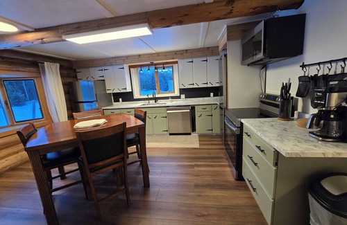 Telkwa Casa | Spacious 5-bedroom house in Smithers. 5 mins from downtown. lots of parking