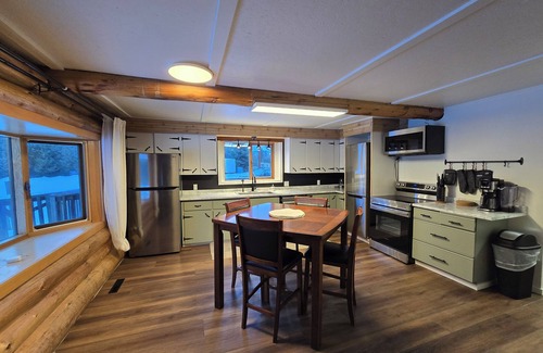 Telkwa Casa | Spacious 5-bedroom house in Smithers. 5 mins from downtown. lots of parking