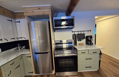 Telkwa Casa | Spacious 5-bedroom house in Smithers. 5 mins from downtown. lots of parking