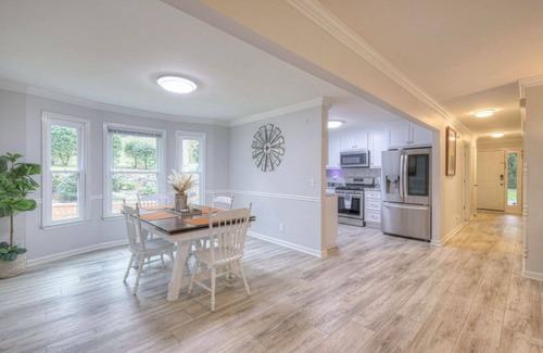 Columbia Casa | Spacious 5 bedroom house in serene Columbia with WiFi, AC