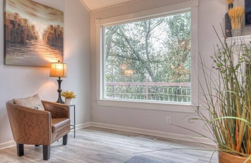 Columbia Casa | Spacious 5 bedroom house in serene Columbia with WiFi, AC