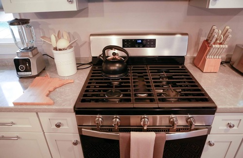 Plymouth Casa | Spacious 5-bedroom house in Plymouth, Near Medicine lake and Downtown. AC WiFi