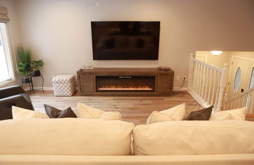 Plymouth Casa | Spacious 5-bedroom house in Plymouth, Near Medicine lake and Downtown. AC WiFi