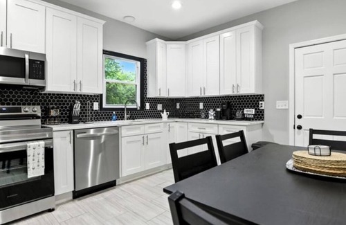 Bellevue Casa | Spacious 5-bedroom house in Richmond with AC, WiFi - Perfect for Groups