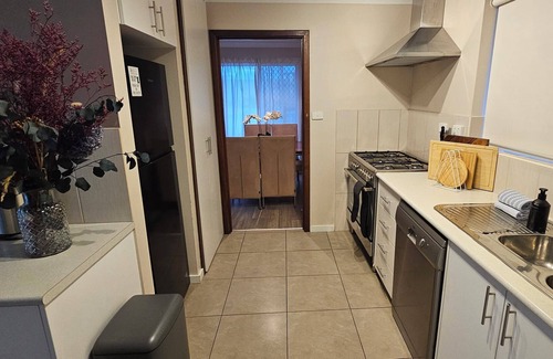 Hannans Casa | Spacious 5 bedroom house opposite IGA and golf course