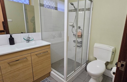 Hannans Casa | Spacious 5 bedroom house opposite IGA and golf course