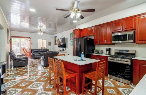 Managua Casa | Spacious 5-bedroom house in welcoming Managua with WiFi, AC
