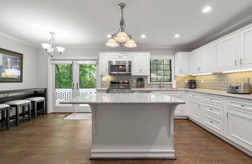 Sandy Springs Casa | Spacious 5-bedroom house in charming Sandy Springs with Hot Tub and Game Room