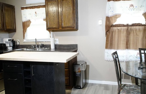 Leslie Estates Casa | Spacious 5-bedroom house with WiFi and AC in charming Decatur