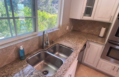 Mount Helix Casa | Spacious 5-bedroom house in lovely La Mesa with stunning views, lots of space