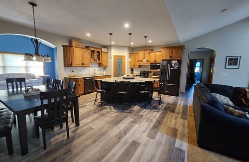 Black Wolf Casa | Spacious 5-bedroom house in charming Oshkosh with WiFi, fitness room