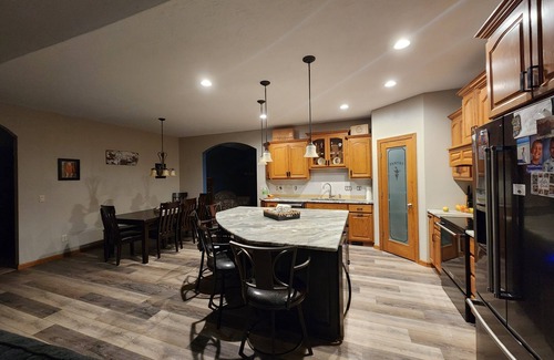 Black Wolf Casa | Spacious 5-bedroom house in charming Oshkosh with WiFi, fitness room