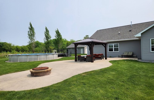 Black Wolf Casa | Spacious 5-bedroom house in charming Oshkosh with WiFi, fitness room