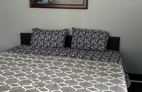 Pontiac Casa | "Spacious 5-Bedroom House in the Heart of Pontiac Free Parking WIFI
