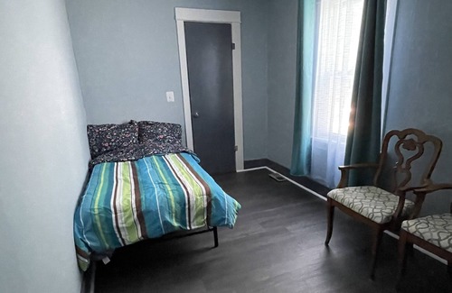 Pontiac Casa | "Spacious 5-Bedroom House in the Heart of Pontiac Free Parking WIFI