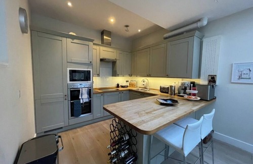 Thamesfield Casa | Spacious 5-bedroom house.Bring the whole family & friends.Prime location London