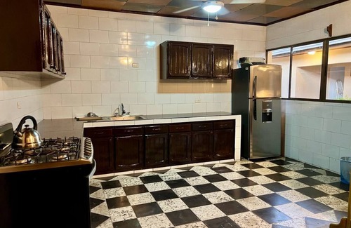 Leon Casa | Spacious 5-bedroom house in amazing León with AC, WiFi