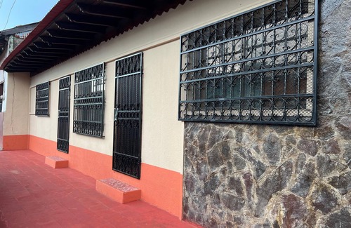 Leon Casa | Spacious 5-bedroom house in amazing León with AC, WiFi
