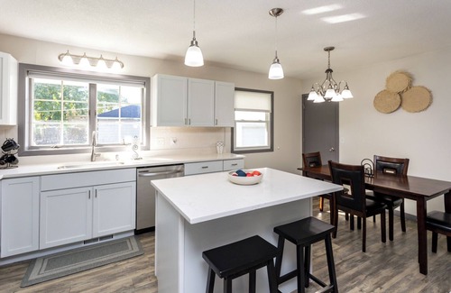 Ankeny Casa | Spacious 5-bedroom house with WiFi and AC in Ankeny Iowa.