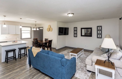 Ankeny Casa | Spacious 5-bedroom house with WiFi and AC in Ankeny Iowa.