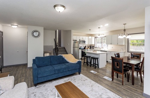 Ankeny Casa | Spacious 5-bedroom house with WiFi and AC in Ankeny Iowa.