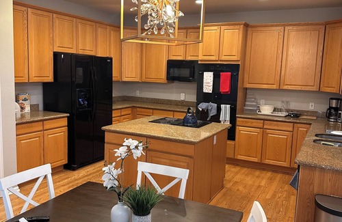 Aurora Casa | Spacious 5-bedroom house in enchanting Aurora with AC, WiFi