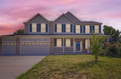 Aurora Casa | Spacious 5-bedroom house in enchanting Aurora with AC, WiFi