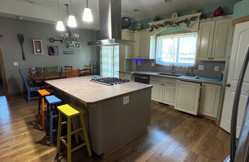 Cowley Casa | Spacious 5-bedroom house in charming Cowley with AC and a view of the Pryor Mtns