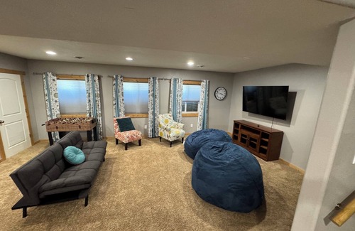 Cowley Casa | Spacious 5-bedroom house in charming Cowley with AC and a view of the Pryor Mtns