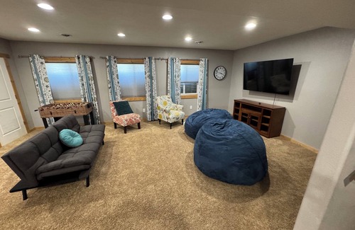 Cowley Casa | Spacious 5-bedroom house in charming Cowley with AC and a view of the Pryor Mtns