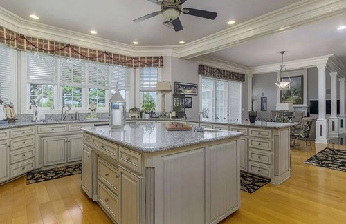 Durant Casa | Spacious 5-bedroom house with great location to Texoma lake, shops and Casino