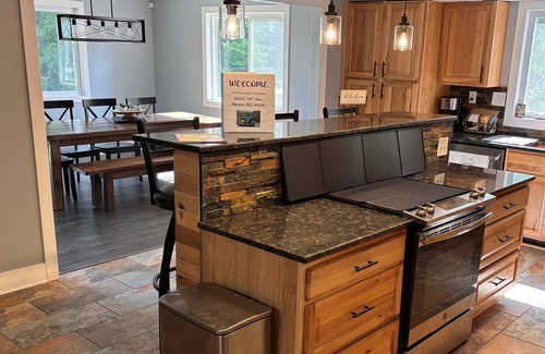 Mears Casa | Spacious 5-bedroom house with AC & WiFi overlooking peaceful Morris Lake