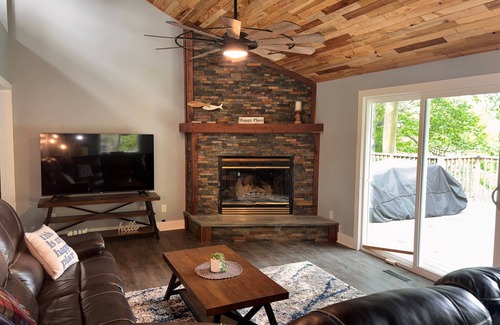 Mears Casa | Spacious 5-bedroom house with AC & WiFi overlooking peaceful Morris Lake