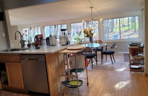 Mequon Casa | Spacious 5-bedroom house in awesome Mequon with WiFi, fitness room