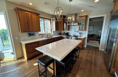 Belleville Casa | Spacious 5-bedroom house sleeps 14 with pool, hot tub, sauna and more!