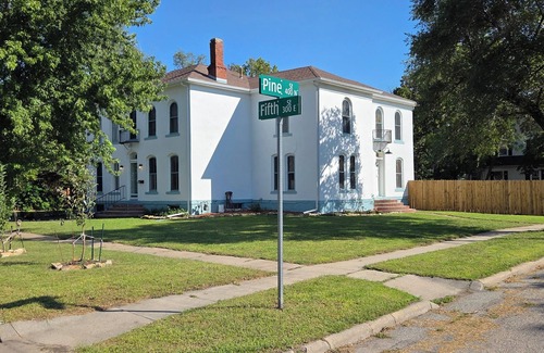Newton Casa | Spacious 5-bedroom Italian Villa from 1875 with modern amenities.