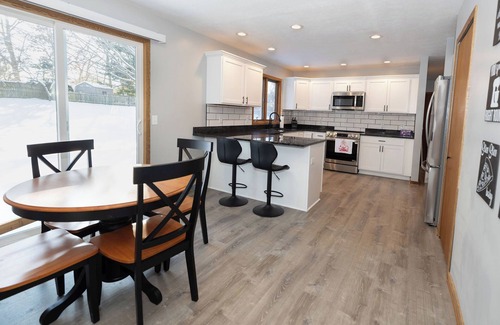 Kalamazoo Casa | Spacious 5-bedroom Kalamazoo Contemporary Retreat