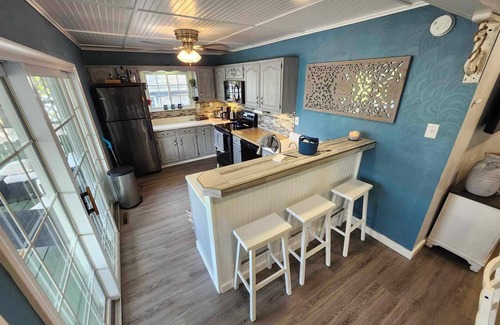 Lisbon Casa | Spacious 5-bedroom lake house in charming Hanoverton with hot tub, WiFi, AC