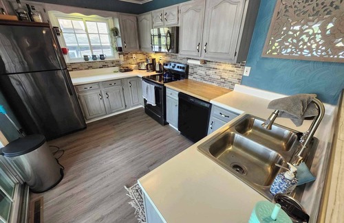 Lisbon Casa | Spacious 5-bedroom lake house in charming Hanoverton with hot tub, WiFi, AC