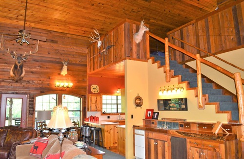 Flippin Cabina | Spacious 5-bedroom lodge in Flippin Ar, on the beautiful White River.