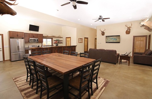 Moravia Cabina | Spacious 5 Bedroom Lodge Minutes to the Lake!