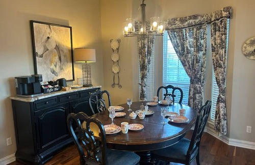 Tulsa Casa | Spacious 5-bedroom Manor, Movie Room, Hot Tub, Horse Views and Pony Parties