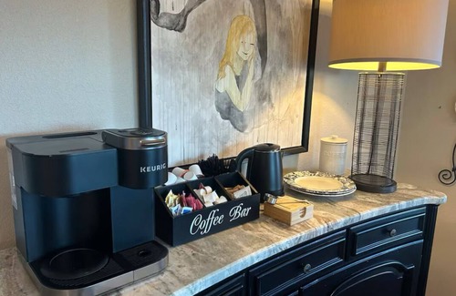 Tulsa Casa | Spacious 5-bedroom Manor, Movie Room, Hot Tub, Horse Views and Pony Parties