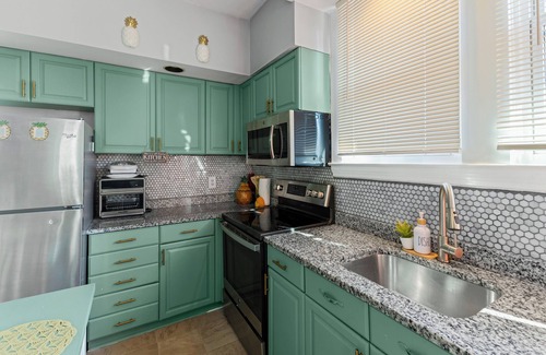 Lochearn Casa | Spacious 5-bedroom Pineapple House in wonderful Pikesville/10PPL/Pets/ WiFi