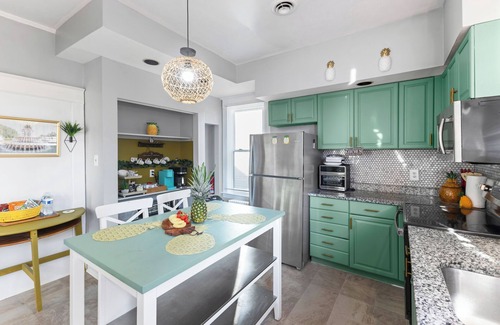 Lochearn Casa | Spacious 5-bedroom Pineapple House in wonderful Pikesville/10PPL/Pets/ WiFi
