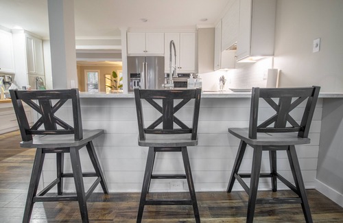 Northwest Raleigh Cabaña | Spacious 5 Bedroom, Pure Inviting Luxury Getaway with Separated Family Spaces