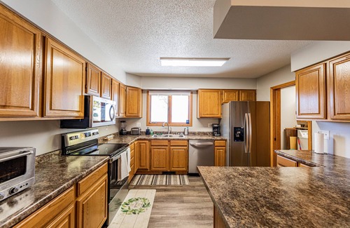 Battle Lake Casa | Spacious 5-bedroom house on Deer Lake, with Amazing Sunsets and View of the Lake